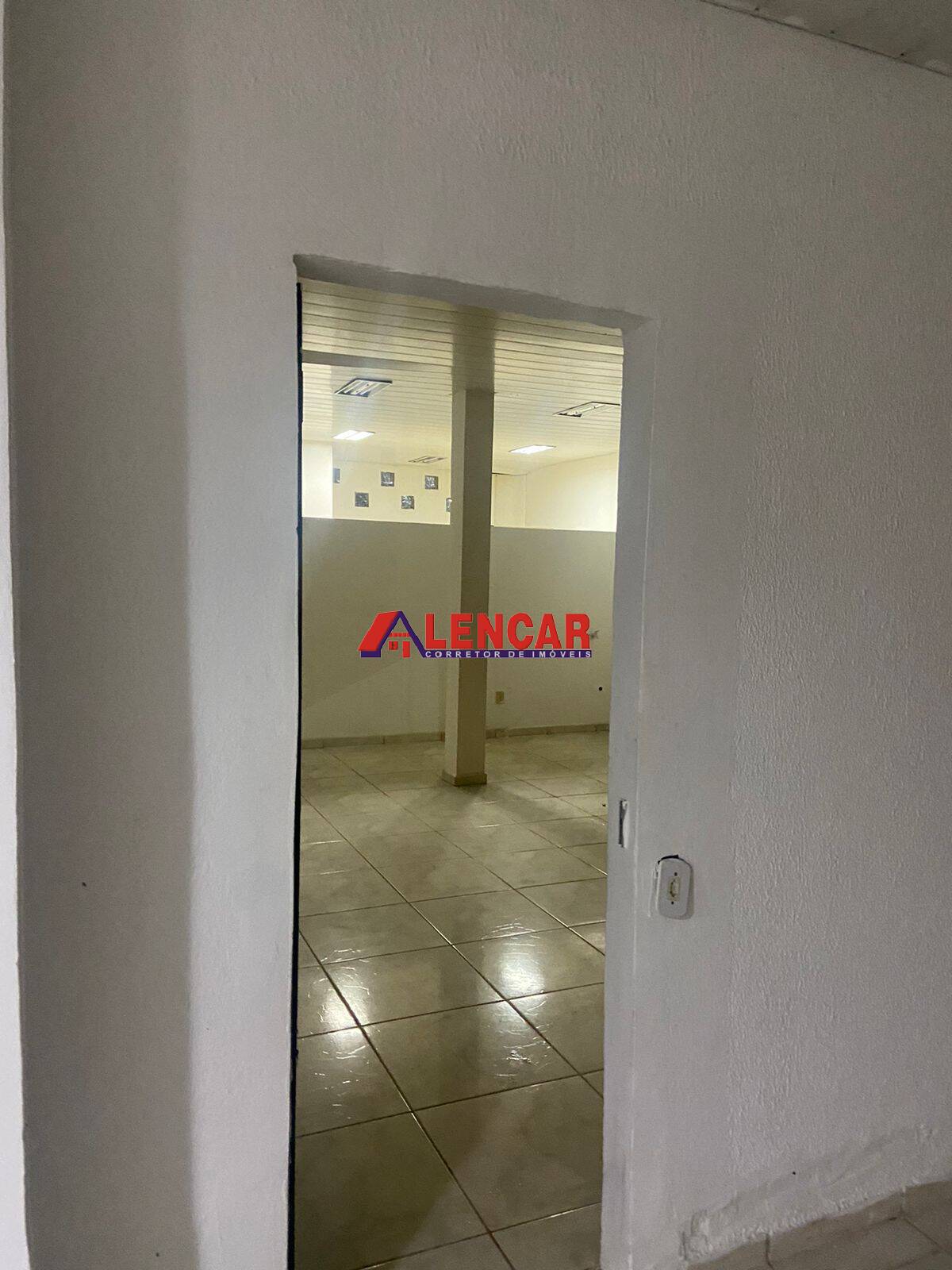 Casa para alugar com 4 quartos, 280m² - Foto 4